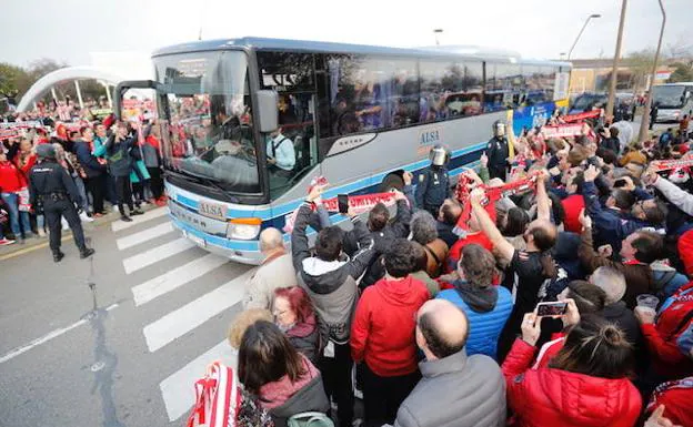 Vídeo: Así recibió la afición del Sporting a los hinchas del Oviedo antes del derbi asturiano