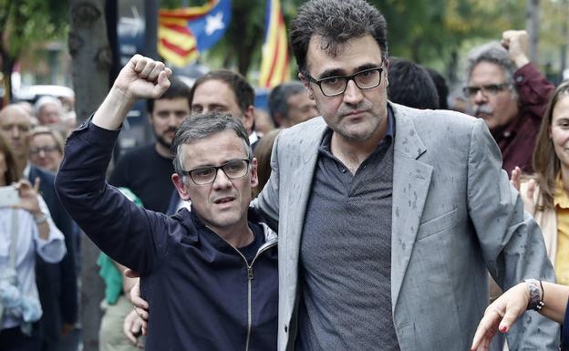 Josep Maria Jové y Lluís Salvadó, altos cargos de la Generalitat de Cataluña, tras ser puestos en libertad el 22 de septiembre de 2017. 