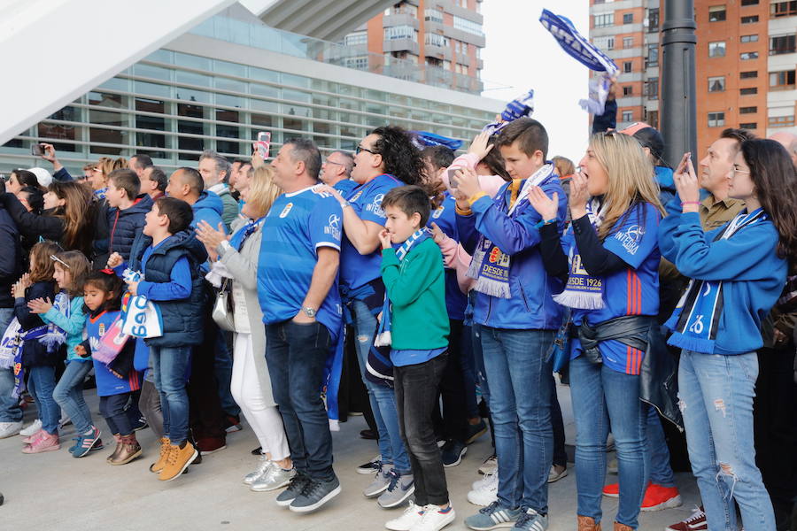 El equipo azul sale del hotel de concentración para dirigirse a El Molinón.