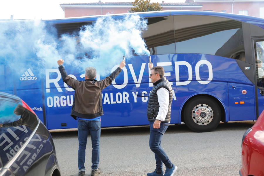 El equipo azul sale del hotel de concentración para dirigirse a El Molinón.