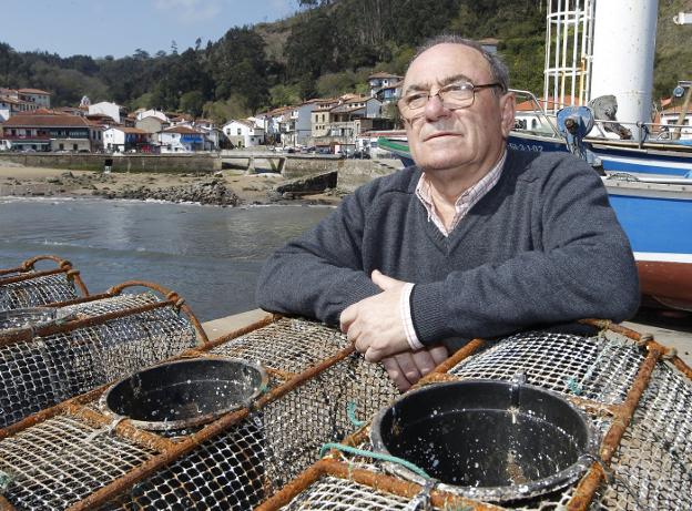 Dimas García, ayer, en el puerto de Tazones. 