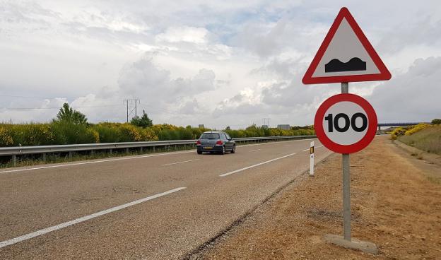 Uno de los carteles que restringen la velocidad en el tramo por abundancia de socavones. 