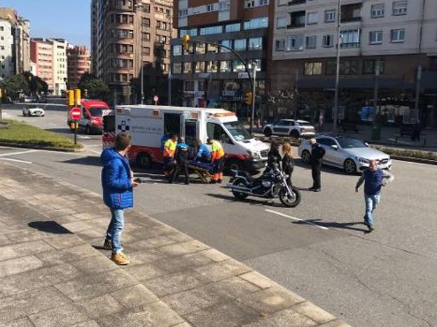 Una ambulancia atiende al herido en El Humedal. 