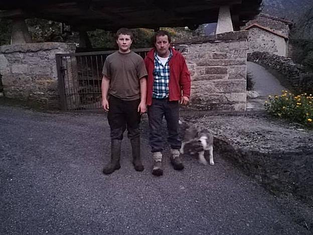 Adrián, con su padre, en Yernes y Tameza.