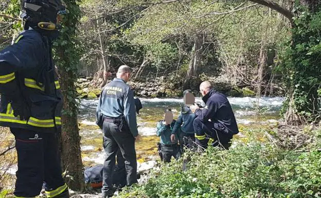 Efectivos de Guardia Civil y Bomberos de Asturias recuperan el cuerpo encontrado en el río Narcea.