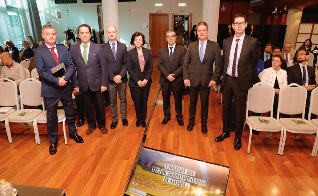 María Jesús Álvarez, consejera de Desarrollo Rural (centro) al inicio de la jornada sobre el sector agroalimentario en Asturias.