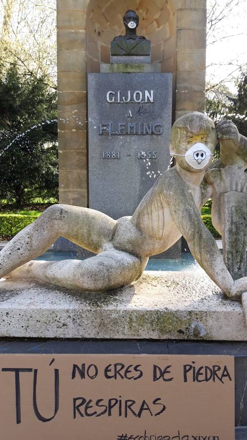Las esculturas más emblemáticas del parque de Isabel la Católica amanecieron este domingo con mascarilla. Es una nueva acción de protesta contra la contaminación en la ciudad.