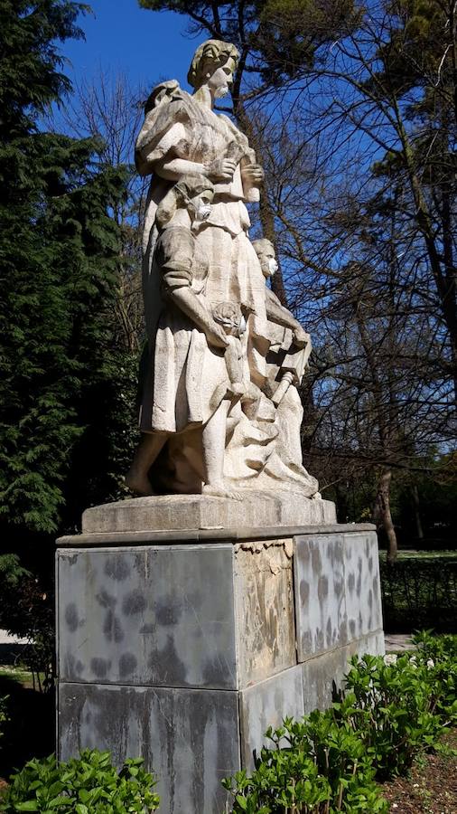 Las esculturas más emblemáticas del parque de Isabel la Católica amanecieron este domingo con mascarilla. Es una nueva acción de protesta contra la contaminación en la ciudad.
