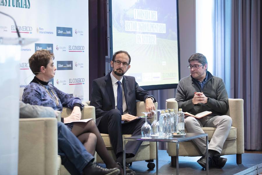 José Miguel Herrero, director general Industria Alimentaria del Ministerios de Agricultura, Pesca y Alimentación, y María Jesús Álvarez, consejera de Desarrollo Rural del Principado, han presidido la I Jornada del sector agroalimentario en Asturias organizada por EL COMERCIO en Gijón. La cita ha sido organiza con la colaboración del Foro Interalimentario, Liberbank, Equilibria-Impulsa Gijón y el Principado de Asturias. 