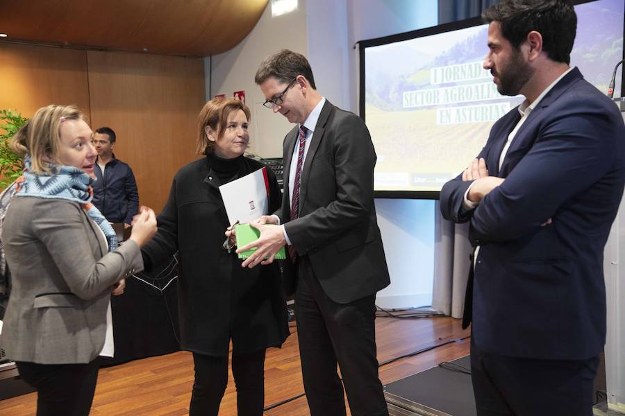 José Miguel Herrero, director general Industria Alimentaria del Ministerios de Agricultura, Pesca y Alimentación, y María Jesús Álvarez, consejera de Desarrollo Rural del Principado, han presidido la I Jornada del sector agroalimentario en Asturias organizada por EL COMERCIO en Gijón. La cita ha sido organiza con la colaboración del Foro Interalimentario, Liberbank, Equilibria-Impulsa Gijón y el Principado de Asturias. 