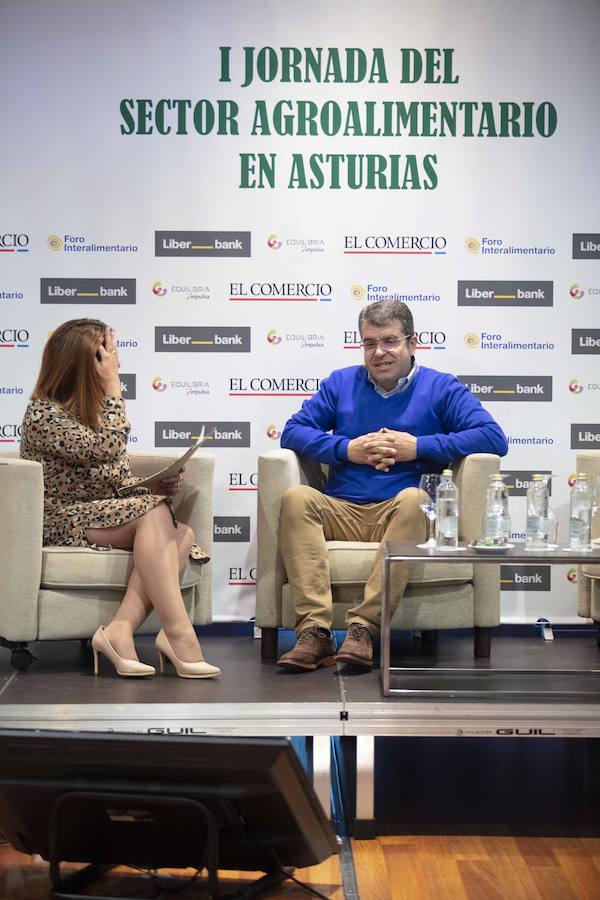 José Miguel Herrero, director general Industria Alimentaria del Ministerios de Agricultura, Pesca y Alimentación, y María Jesús Álvarez, consejera de Desarrollo Rural del Principado, han presidido la I Jornada del sector agroalimentario en Asturias organizada por EL COMERCIO en Gijón. La cita ha sido organiza con la colaboración del Foro Interalimentario, Liberbank, Equilibria-Impulsa Gijón y el Principado de Asturias. 