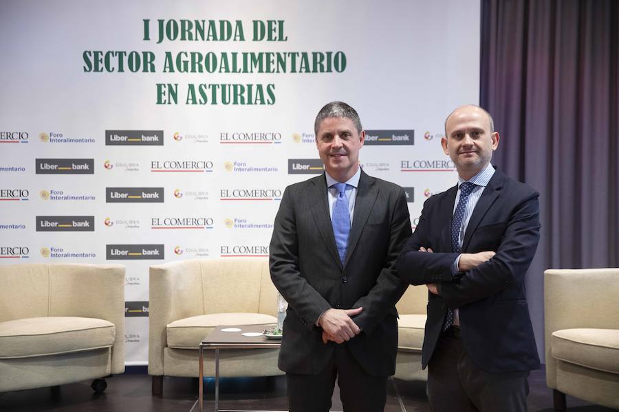 José Miguel Herrero, director general Industria Alimentaria del Ministerios de Agricultura, Pesca y Alimentación, y María Jesús Álvarez, consejera de Desarrollo Rural del Principado, han presidido la I Jornada del sector agroalimentario en Asturias organizada por EL COMERCIO en Gijón. La cita ha sido organiza con la colaboración del Foro Interalimentario, Liberbank, Equilibria-Impulsa Gijón y el Principado de Asturias. 