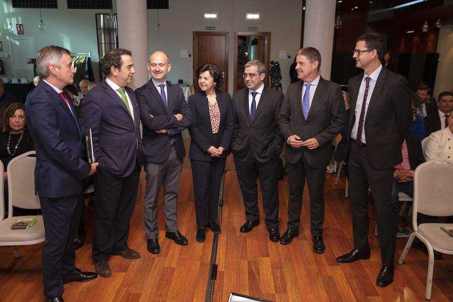 José Miguel Herrero, director general Industria Alimentaria del Ministerios de Agricultura, Pesca y Alimentación, y María Jesús Álvarez, consejera de Desarrollo Rural del Principado, han presidido la I Jornada del sector agroalimentario en Asturias organizada por EL COMERCIO en Gijón. La cita ha sido organiza con la colaboración del Foro Interalimentario, Liberbank, Equilibria-Impulsa Gijón y el Principado de Asturias. 