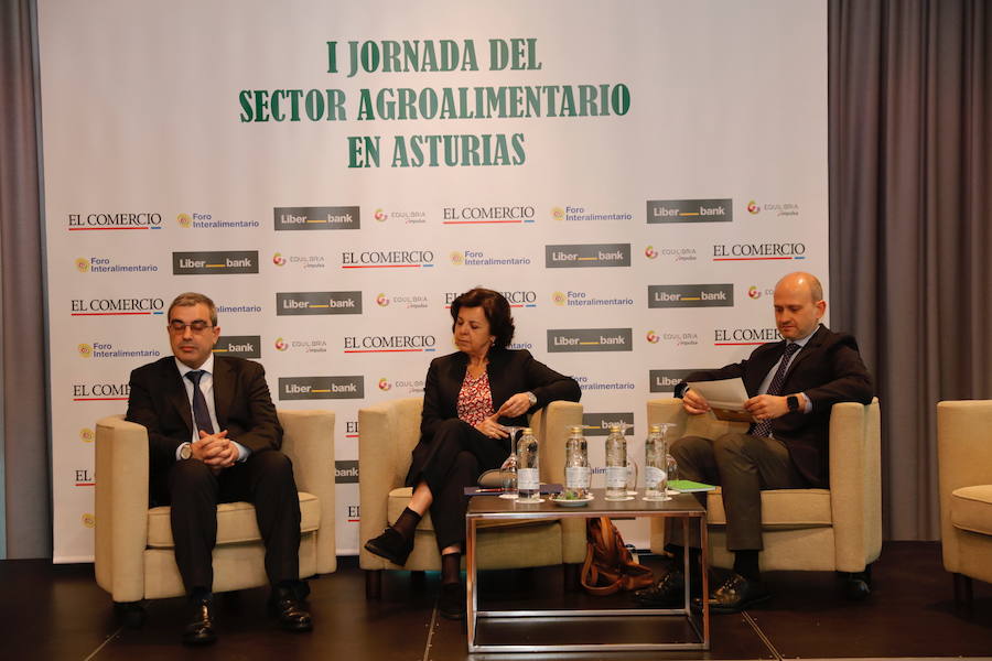 José Miguel Herrero, director general Industria Alimentaria del Ministerios de Agricultura, Pesca y Alimentación, y María Jesús Álvarez, consejera de Desarrollo Rural del Principado, han presidido la I Jornada del sector agroalimentario en Asturias organizada por EL COMERCIO en Gijón. La cita ha sido organiza con la colaboración del Foro Interalimentario, Liberbank, Equilibria-Impulsa Gijón y el Principado de Asturias. 