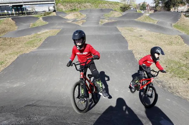 Iker y Aitor, con sus bicicletas, el pasado sábado, en el nuevo circuito del Polígono. 