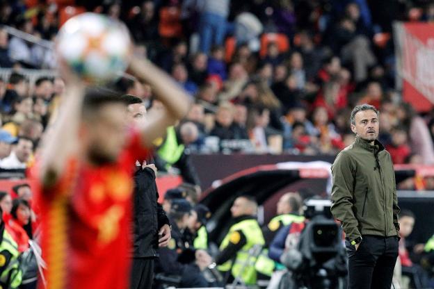 Luis Enrique sigue el desarrollo del encuentro en la última cita de la Selección en Valencia. 