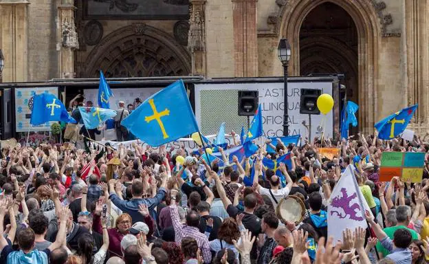 Manifestación a favor de la llingua en Oviedo. 