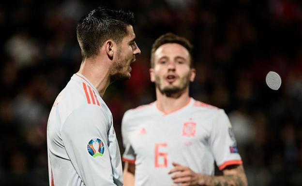 Morata, junto a Saúl durante una acción de partido.