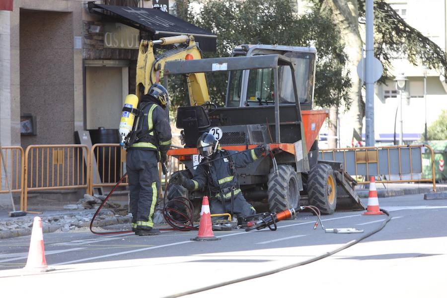 Un escape de gas a la altura del número 2 de la avenida de Cervantes ha obligado a confinar a los vecinos y cerrar el tráfico en esta vía y en Severo Ochoa