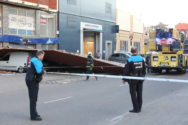 Policía y Bomberos intervinieron de inmediato y fue necesario cerrar la calle al tráfico. 