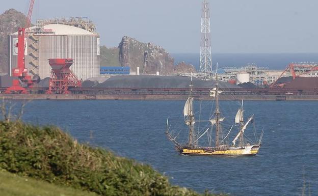 Un velero con bandera rusa, a punto de embarrancar en la bahía de Gijón