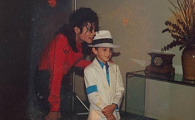 Fotograma del documental 'Leaving Neverland' emitido por HBO en el que aparece Michael Jackson con uno de los niños de los que presuntamente abusó sexualmente.