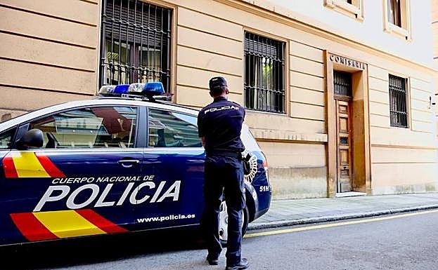 Detenidos tres jóvenes por golpear y robar a un hombre al grito de «maricón de mierda» en Oviedo