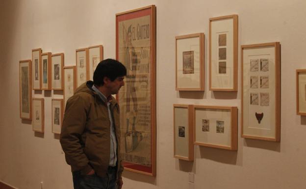 Un visitante, ante varias de las 700 imágenes que se pueden ver en la exposición. 