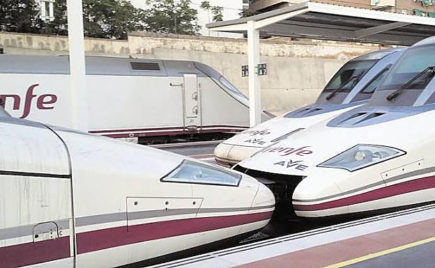 Varios trenes de alta velocidad de Renfe estacionados en la estación de AVE de Alicante. 