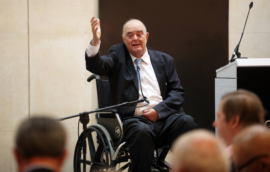 El presidente y fundador de la multinacional ILAS-Reny Picot agradeció el premio que le otorgó la revista 'Vivir Oviedo' y relató que el acto era «la unión entre la Asturias del centro y la de las alas».