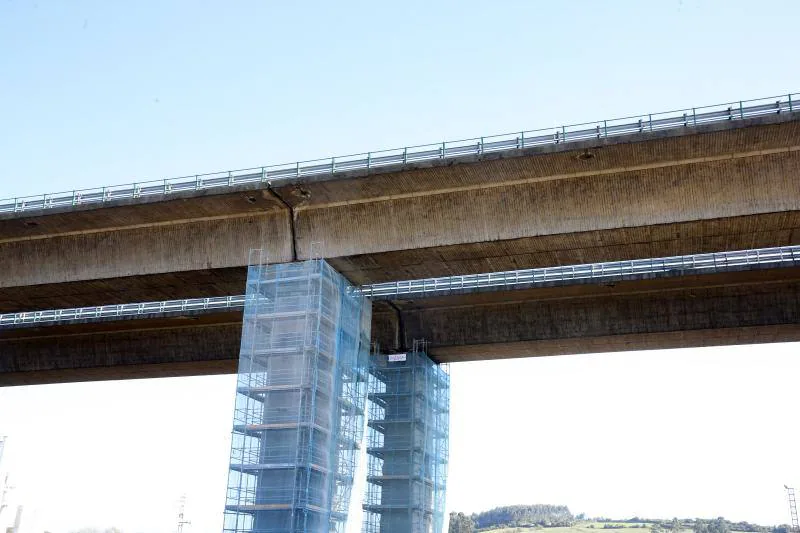 Ya se han colocado andamios en los tres pilares del viaducto de Somonte, con lo que se dan comienzo las obras de mejora de esta estructura, que cada día utilizan 44.300 vehículos.