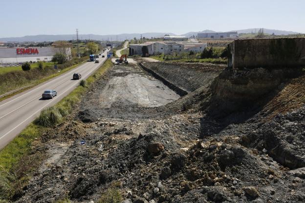 Desdoblamiento de la GJ-10. Las excavadoras ya han iniciado la caja de la nueva calzada y trabajan en preparar otros tajos. 