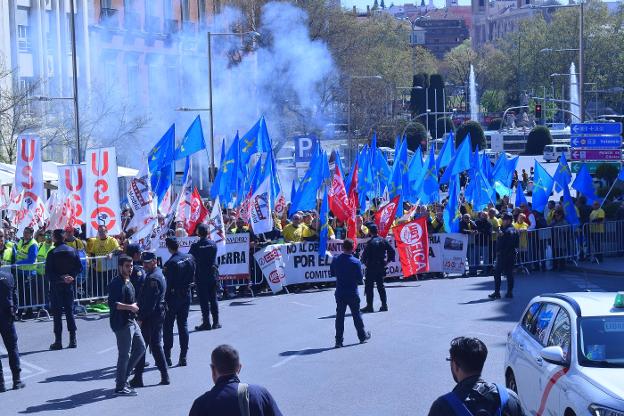 Los trabajadores de la planta asturiana de Alcoa, ayer, concentrados a las puertas del Congreso. 