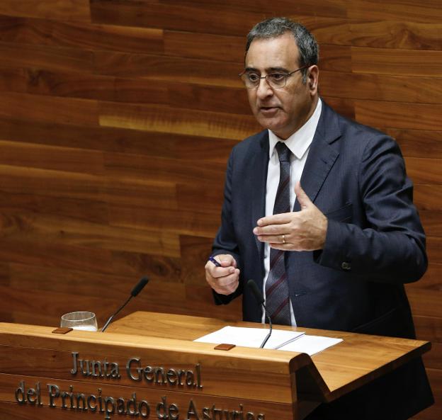El consejero de Infraestructuras, Fernando Lastra, ayer, en una de sus intervenciones en el pleno. 