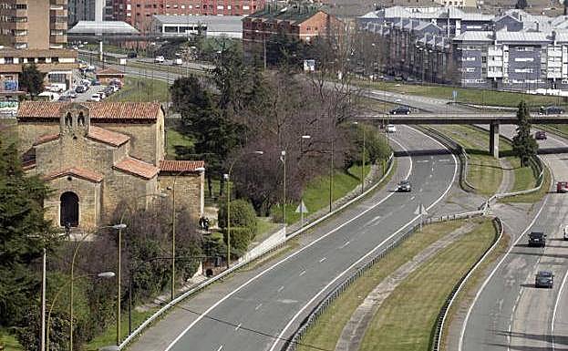 El Bulevar de Santullano, con el templo prerrománico a la izquierda. 