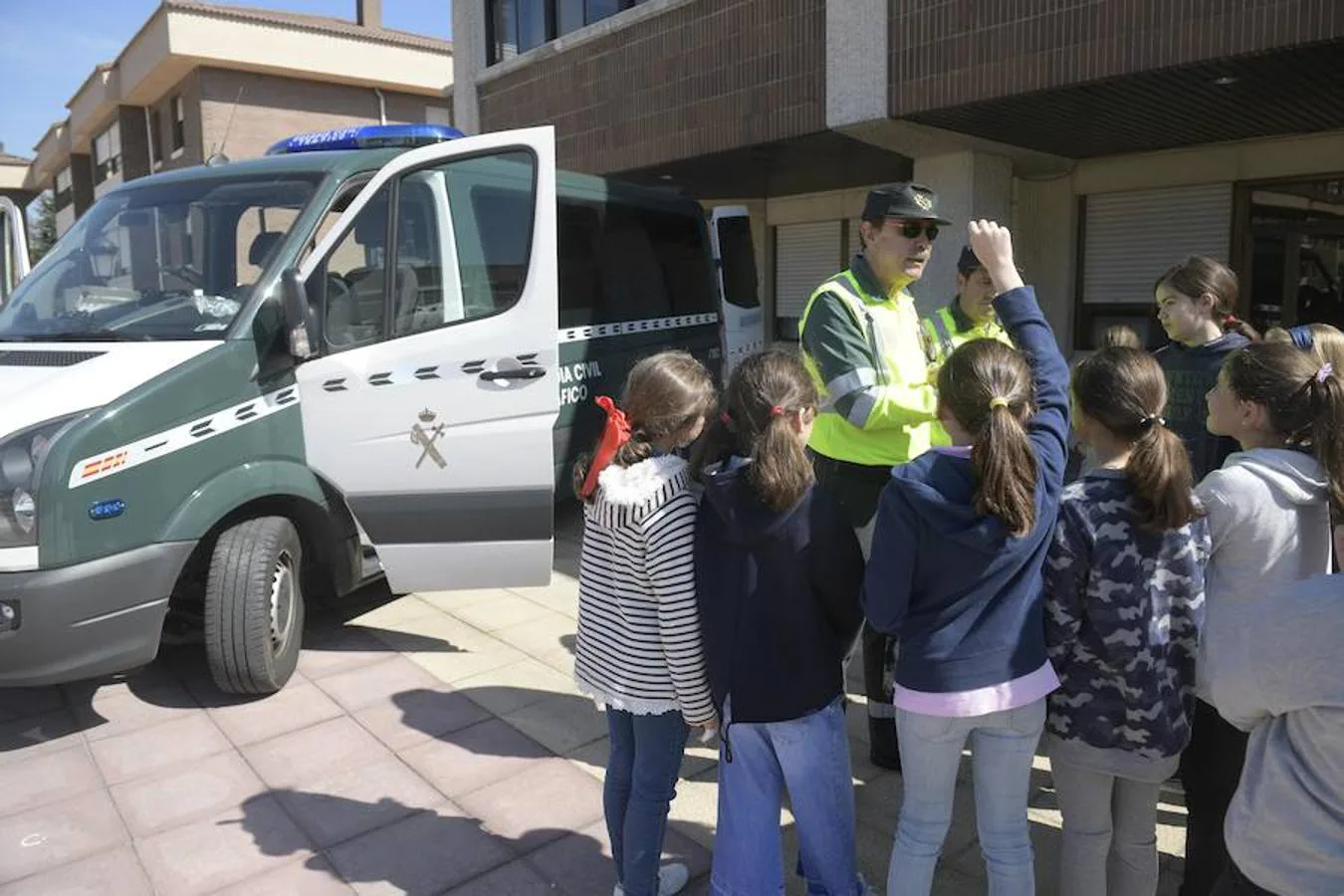 Los niños conocen de primera mano el trabajo diario de la Guardia Civil en la comandancia de Oviedo