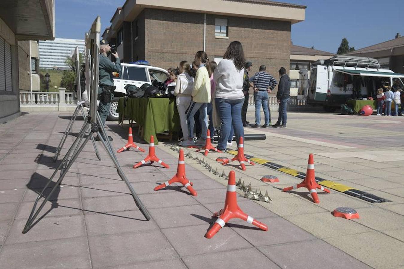 Los niños conocen de primera mano el trabajo diario de la Guardia Civil en la comandancia de Oviedo