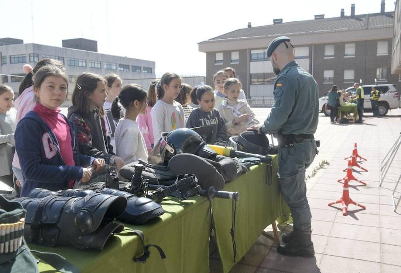 Los niños conocen de primera mano el trabajo diario de la Guardia Civil en la comandancia de Oviedo