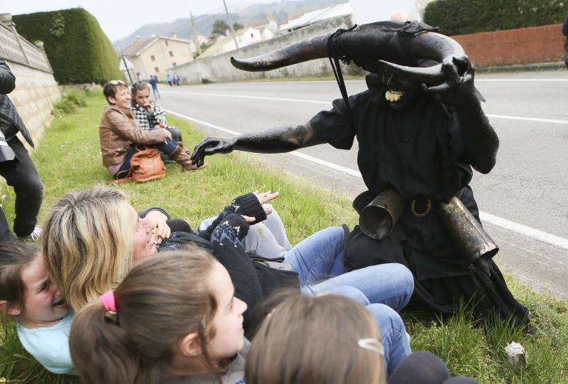 Grupos de emascarados de León, Guadalajara, Ourense y varias partes de Asturias se reunieron para desfilar por las calles de la localidad sierense 