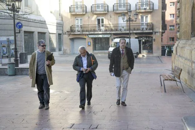 El interventor y el secretario de Llanes, en ambos extremos, ayer, a su llegada a las dependencias del TSJA en Oviedo. 