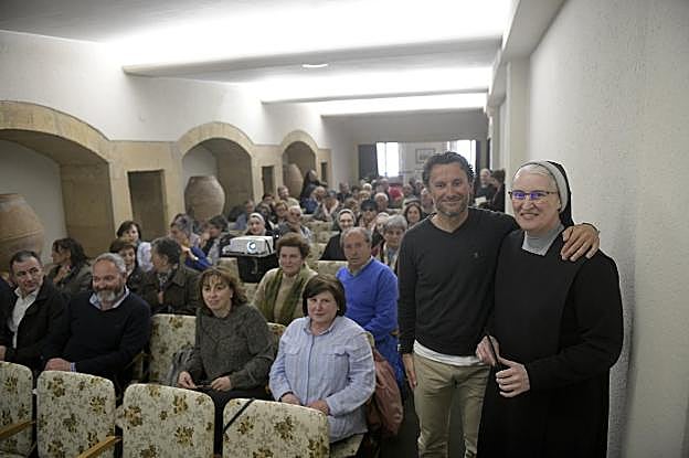 Los vecinos, las religiosos y José Díaz. 