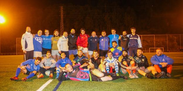 Varios miembros de la sección de veteranos del club, antes del entrenamiento del miércoles junto al primer equipo. 