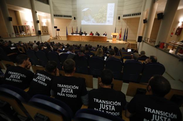 Asistentes a la jornada sobre transición energética en el campus universitario de Mieres. 