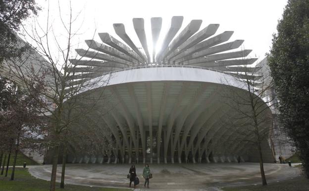 Entrada del centro comercial del palacio Calatrava de Oviedo. 