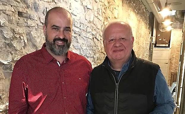 Juan Echanove, con el cocinero, antes de ir al Teatro Jovellanos. 