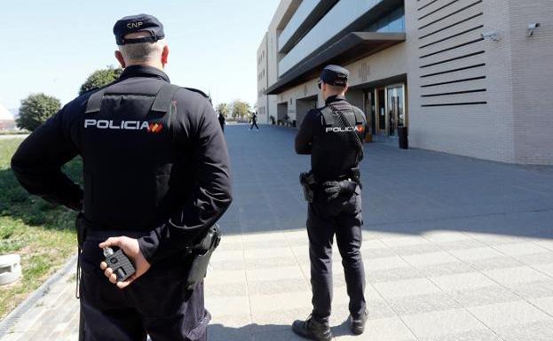 Policías vigilan ayer la Ciudad de la Justicia de Castellón mientras declaran los menores detenidos.