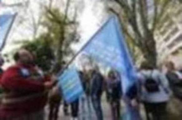 Pescadores asturianos y gallegos se han dado cita en Oviedo para exigir un «reparto justo» de las cuotas de xarda. Durante su protesta, han repartido hasta cinco toneladas de pescado entre los vecinos.