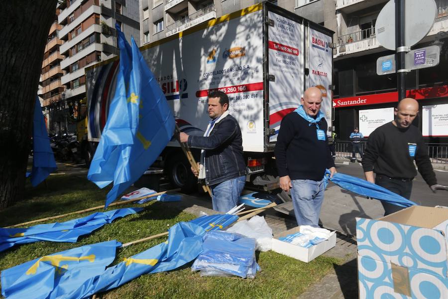 Pescadores asturianos y gallegos se han dado cita en Oviedo para exigir un «reparto justo» de las cuotas de xarda. Durante su protesta, han repartido hasta cinco toneladas de pescado entre los vecinos.