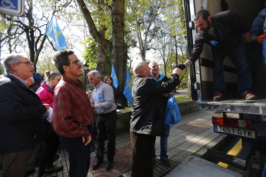 Pescadores asturianos y gallegos se han dado cita en Oviedo para exigir un «reparto justo» de las cuotas de xarda. Durante su protesta, han repartido hasta cinco toneladas de pescado entre los vecinos.