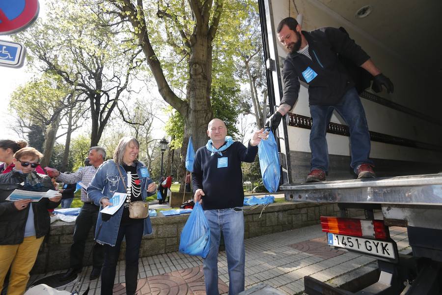 Pescadores asturianos y gallegos se han dado cita en Oviedo para exigir un «reparto justo» de las cuotas de xarda. Durante su protesta, han repartido hasta cinco toneladas de pescado entre los vecinos.